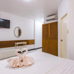 Отель Karon Sunshine Guesthouse & Bar 3* Улучшенный номер с различными типами кроватей фото 11