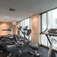 Отель Adelphi Suites Bangkok фитнесс-зал фото 4