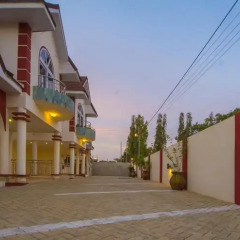 Pebble Pine Hotel парковка