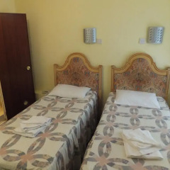 Lonsdale Hotel 2* Номер категории Эконом с 2 отдельными кроватями (общая ванная комната)