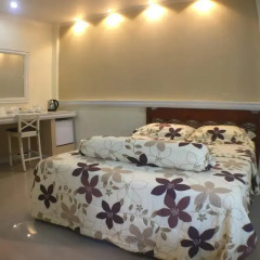 Отель Phuket Airport Suites & Lounge Bar - Club 96 Номер Делюкс с двуспальной кроватью фото 6