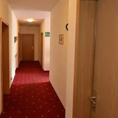 Отель Pension Garni Transit Випитено интерьер отеля