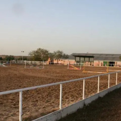 Layos Hostel - Camp парковка