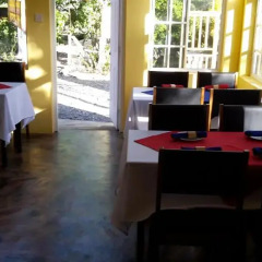 Отель Almond Lodge питание