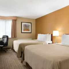 Отель Travelodge by Wyndham Toronto East 2* Стандартный номер с различными типами кроватей фото 2