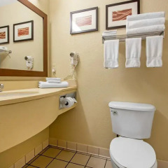 Отель Comfort Suites Wilmington ванная фото 2