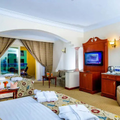 Отель Titanic Palace & Aqua Park Hrg 5* Стандартный семейный номер с различными типами кроватей фото 3
