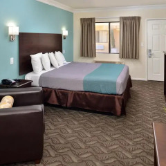 Отель Rodeway Inn & Suites LAX 2* Стандартный номер с различными типами кроватей фото 2