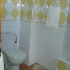 Отель Hostal Los Valencianos Испания, Кониль-де-ла-Фронтера - отзывы, цены и фото номеров - забронировать отель Hostal Los Valencianos онлайн ванная