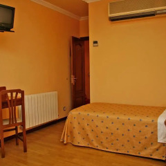 Отель Hostal Victoria III Стандартный номер с различными типами кроватей