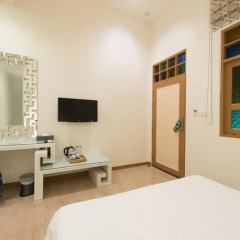 O'nya Phuket Hotel 3* Улучшенный номер с двуспальной кроватью фото 5