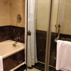 Отель The Suryaa New Delhi ванная
