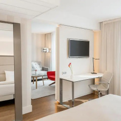Отель NH Collection Berlin Mitte Am Checkpoint Charlie 4* Улучшенный номер с двуспальной кроватью фото 2