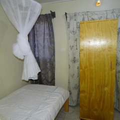 Отель Africana Yard сейф в номере
