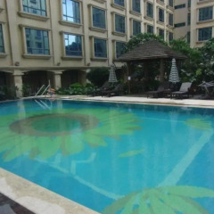CP Peninsula Hotel бассейн