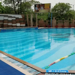 Отель The Suryaa New Delhi бассейн фото 2