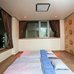 Отель YD Residence сейф в номере
