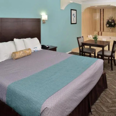 Отель Rodeway Inn & Suites LAX 2* Стандартный номер с различными типами кроватей фото 5