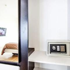 Апартаменты Pratumnak Hill Apartment 1 Bedroom Паттайя сейф в номере