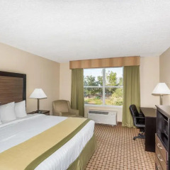 Отель Baymont Inn and Suites Fort Myers 2* Стандартный номер с различными типами кроватей фото 5