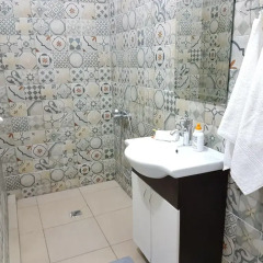 Гостиница Aparthotel "Deputatsky" в Сочи отзывы, цены и фото номеров - забронировать гостиницу Aparthotel "Deputatsky" онлайн ванная