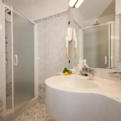 Отель IH Hotels Milano Ambasciatori 4* Улучшенный номер с различными типами кроватей фото 6