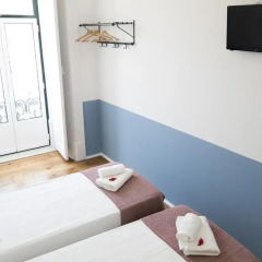 Отель Lisbon Check-In Guesthouse 3* Стандартный номер с двуспальной кроватью (общая ванная комната) фото 11