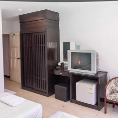 Отель Patong Bay Guesthouse 2* Улучшенный номер с 2 отдельными кроватями фото 8