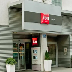 Отель ibis Wien City банкомат