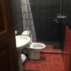 Отель Comfortable Flat in Central Tbilisi ванная фото 2