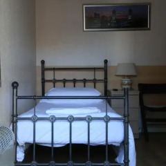Отель Debden Guest House бассейн
