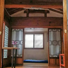 Отель Yeonwoo Guesthouse Стандартный семейный номер с двуспальной кроватью фото 20