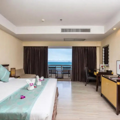 Отель D Varee Jomtien Beach 4* Представительский номер с различными типами кроватей фото 14