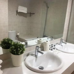 Отель Apartamentos Plaza Picasso Испания, Валенсия - 2 отзыва об отеле, цены и фото номеров - забронировать отель Apartamentos Plaza Picasso онлайн ванная