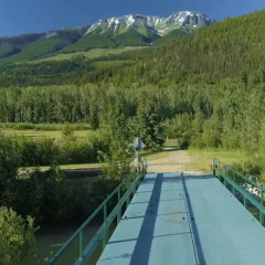 Отель Summit River Lodge & Campsites бассейн
