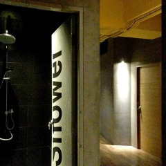 POD Hostel Cafe Designshop сейф в номере