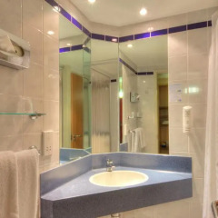 Отель Holiday Inn Express London - Limehouse 3* Стандартный семейный номер с двуспальной кроватью фото 2