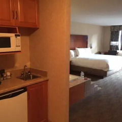 Отель Days Inn & Suites by Wyndham Brooks 2* Улучшенный люкс с различными типами кроватей фото 4