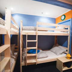 Art Hostel Contrast Кровать в общем номере с двухъярусной кроватью