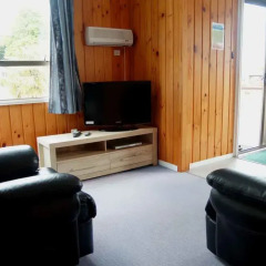 Отель Whanganui River Top 10 Holiday Park 3* Шале с различными типами кроватей фото 2