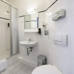 Отель A&O Berlin Friedrichshain 2* Стандартный номер с 2 отдельными кроватями фото 3