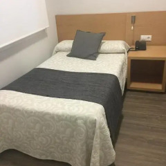 Отель Hostal Alborán Стандартный номер с различными типами кроватей фото 10