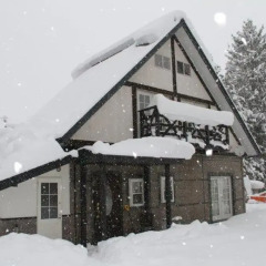 Отель Hakuba Powder Cottage Хакуба