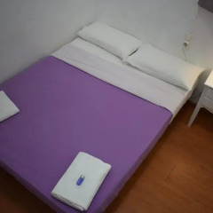 Отель Hostal MiMi Las Ramblas Номер категории Эконом с двуспальной кроватью (общая ванная комната) фото 5