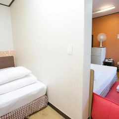 K Hostel Стандартный семейный номер с двуспальной кроватью фото 3