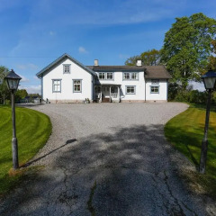 Отель Hagbackens Gård Bed & Breakfast Эребру парковка