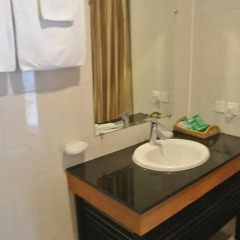 Nay Pyi Taw Hein Hotel 2* Улучшенный номер с различными типами кроватей фото 3