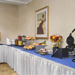 Отель Travelodge by Wyndham Calgary International Airport South Канада, Калгари - отзывы, цены и фото номеров - забронировать отель Travelodge by Wyndham Calgary International Airport South онлайн питание фото 3