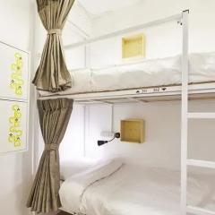 Отель LiveItUp Asok by D Varee Кровать в общем номере фото 13