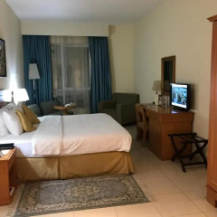 Отель Golden Tulip Sharjah Стандартный номер с различными типами кроватей